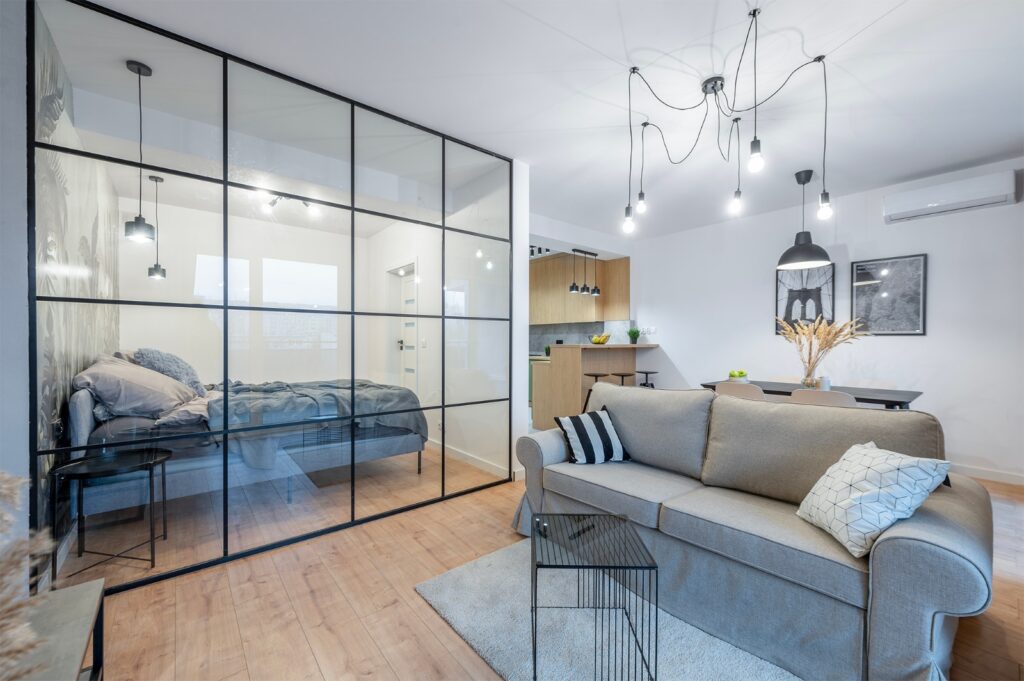 Projekt mieszkania w Łodzi: szklana ścianą, loft, beton